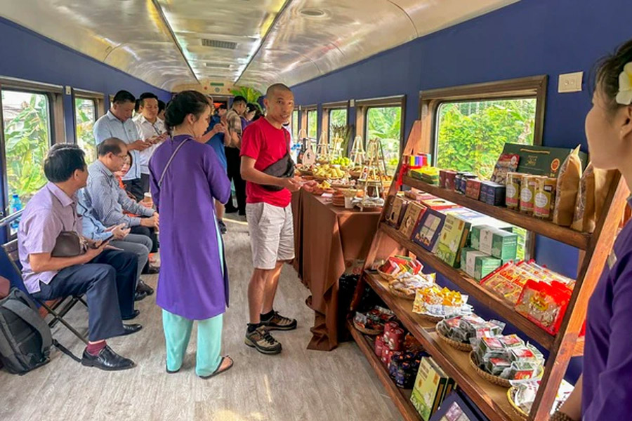 Da Nang to Hue train - cuisine carriages