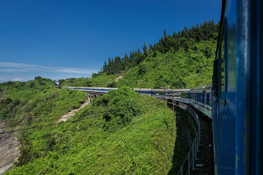 A train moving from Sapa to Cat Ba